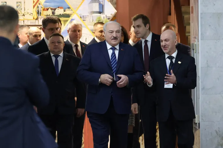 Visok, zgodan, plav: Mladić u prvim redovima na paradi. Svi šapuću samo jednu stvar