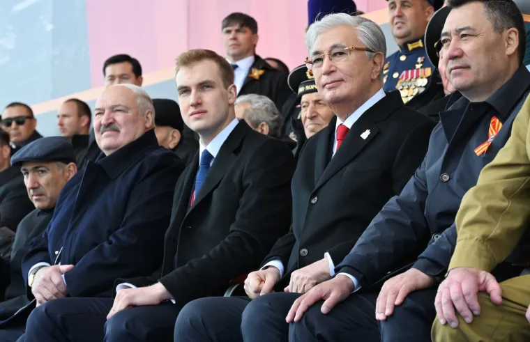 Visok, zgodan, plav: Mladić u prvim redovima na paradi. Svi šapuću samo jednu stvar