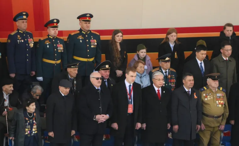 Visok, zgodan, plav: Mladić u prvim redovima na paradi. Svi šapuću samo jednu stvar