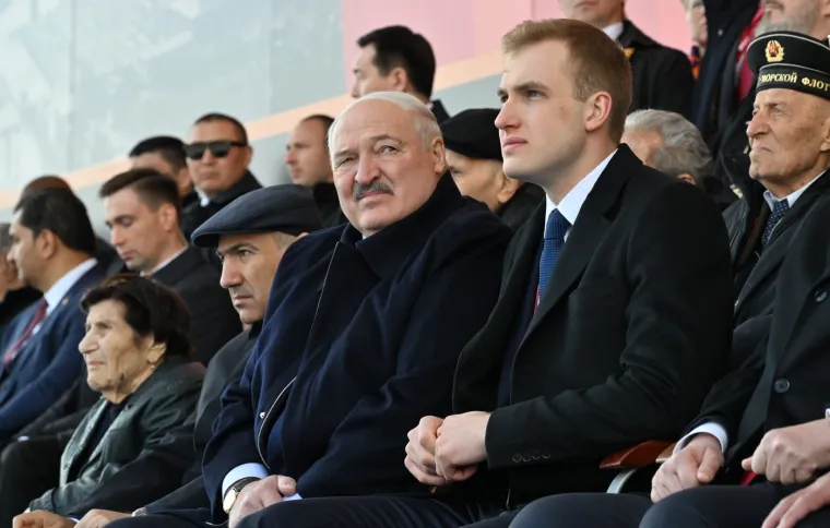 Visok, zgodan, plav: Mladić u prvim redovima na paradi. Svi šapuću samo jednu stvar