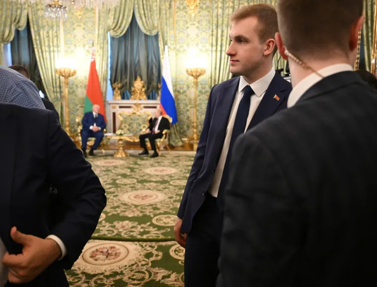 Visok, zgodan, plav: Mladić u prvim redovima na paradi. Svi šapuću samo jednu stvar