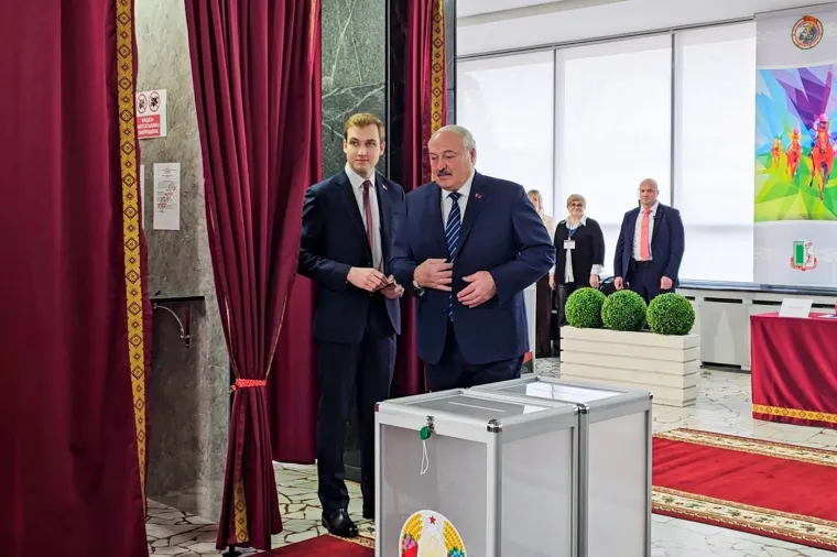 Visok, zgodan, plav: Mladić u prvim redovima na paradi. Svi šapuću samo jednu stvar