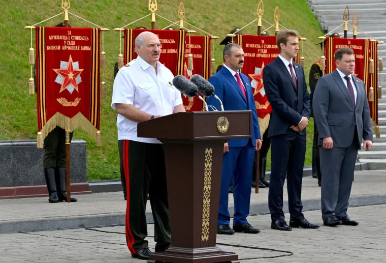 Visok, zgodan, plav: Mladić u prvim redovima na paradi. Svi šapuću samo jednu stvar