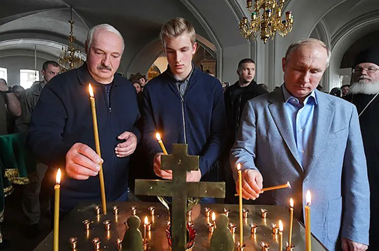 Visok, zgodan, plav: Mladić u prvim redovima na paradi. Svi šapuću samo jednu stvar