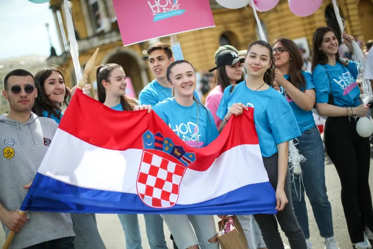 Hod za život u Zagrebu: Pjeva se 'Lijepa li si', ljudi nose transparente: 'Zaštitimo najugroženiju manjinu u Hrvatskoj'