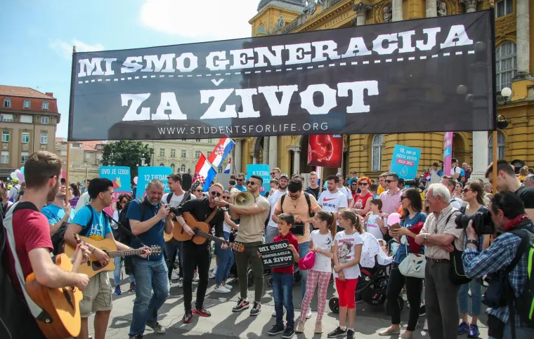 Hod za život u Zagrebu: Pjeva se 'Lijepa li si', ljudi nose transparente: 'Zaštitimo najugroženiju manjinu u Hrvatskoj'