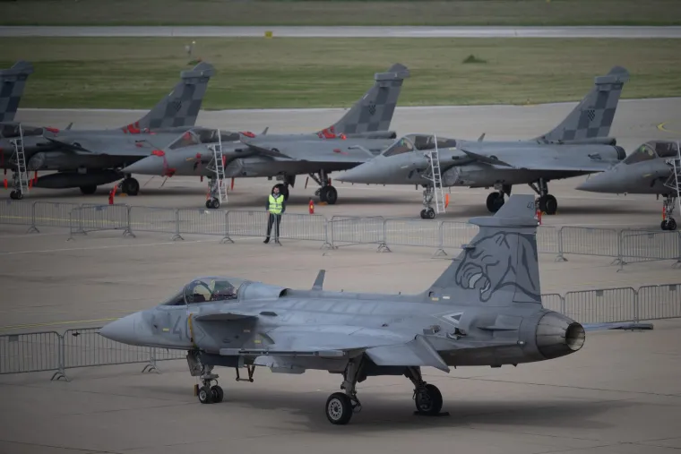 Kompletna eskadrila hrvatskih Rafalea privukla ljepotice