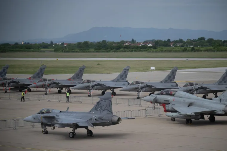 Kompletna eskadrila hrvatskih Rafalea privukla ljepotice