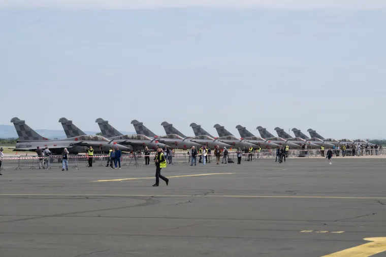 Kompletna eskadrila hrvatskih Rafalea privukla ljepotice