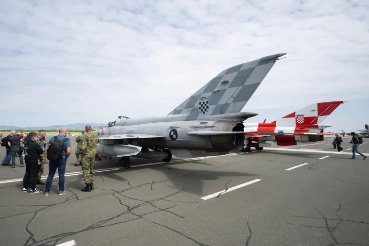 Kompletna eskadrila hrvatskih Rafalea privukla ljepotice