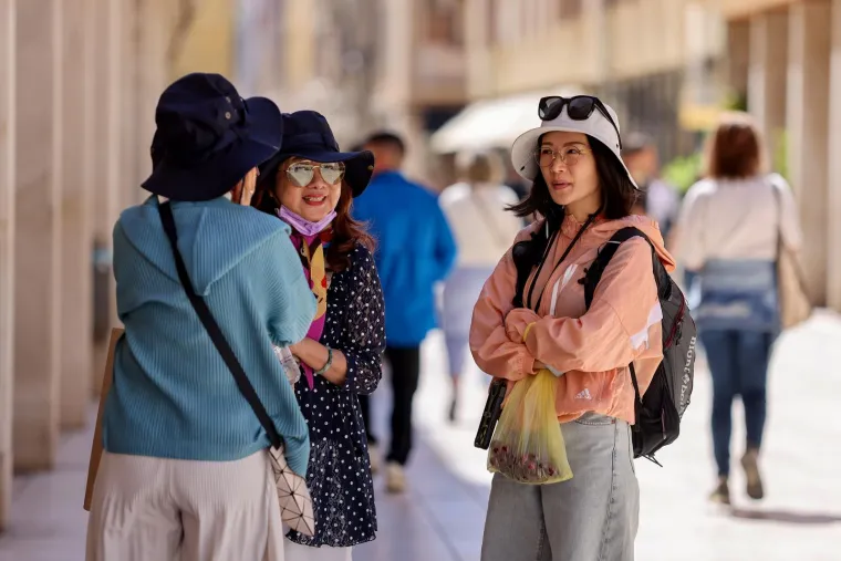 Tetovirana ljepotica u suknjici ukrala poglede slučajnih prolaznika