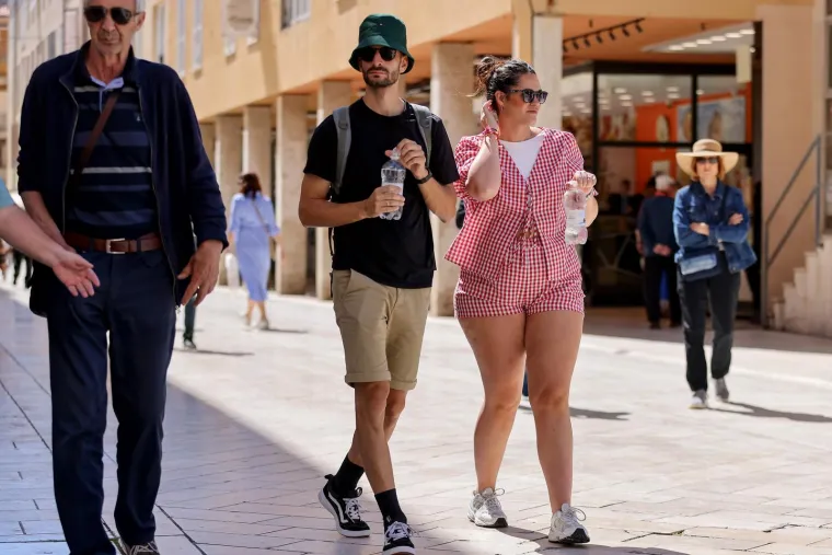 Tetovirana ljepotica u suknjici ukrala poglede slučajnih prolaznika