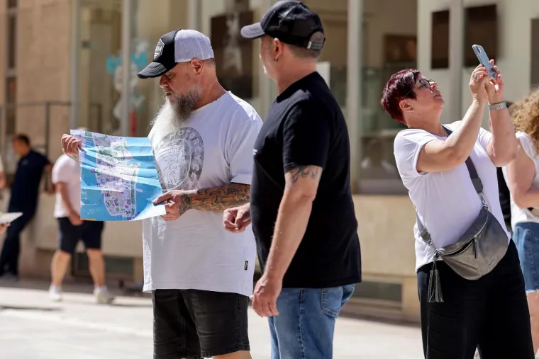 Tetovirana ljepotica u suknjici ukrala poglede slučajnih prolaznika