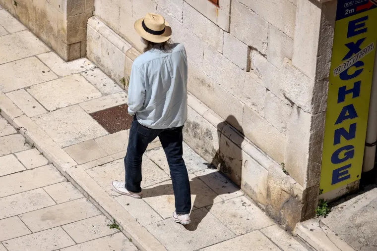 Tetovirana ljepotica u suknjici ukrala poglede slučajnih prolaznika