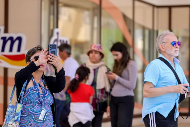 Tetovirana ljepotica u suknjici ukrala poglede slučajnih prolaznika