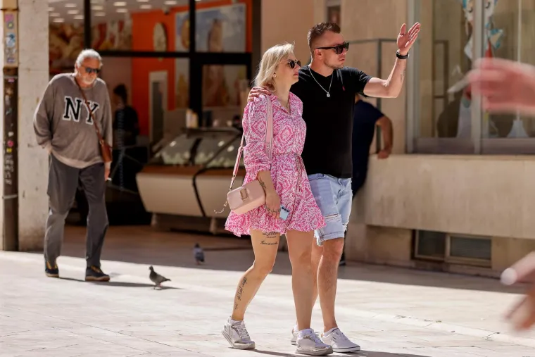 Tetovirana ljepotica u suknjici ukrala poglede slučajnih prolaznika