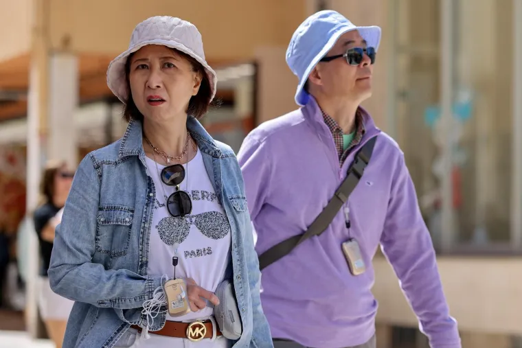 Tetovirana ljepotica u suknjici ukrala poglede slučajnih prolaznika