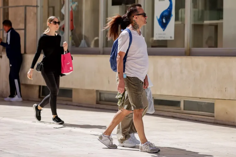 Tetovirana ljepotica u suknjici ukrala poglede slučajnih prolaznika