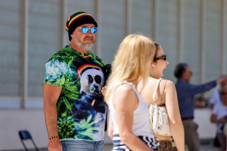 Tetovirana ljepotica u suknjici ukrala poglede slučajnih prolaznika