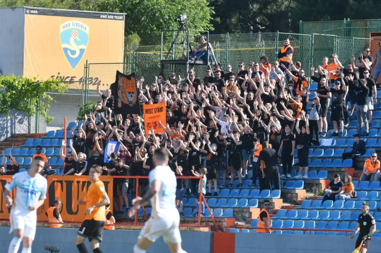 Pogledajte kakvu zastavu na dva štapa imaju Funcuti! Ovo je hit