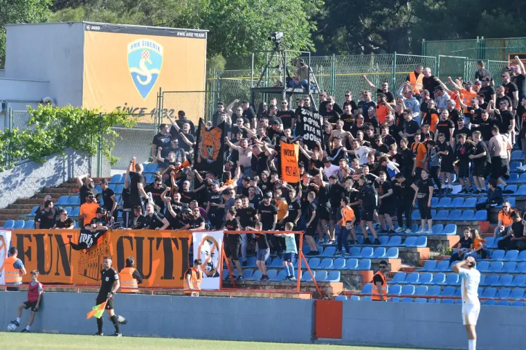 Pogledajte kakvu zastavu na dva štapa imaju Funcuti! Ovo je hit