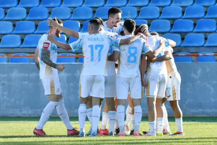 Pogledajte kakvu zastavu na dva &scaron;tapa imaju Funcuti! Ovo je hit