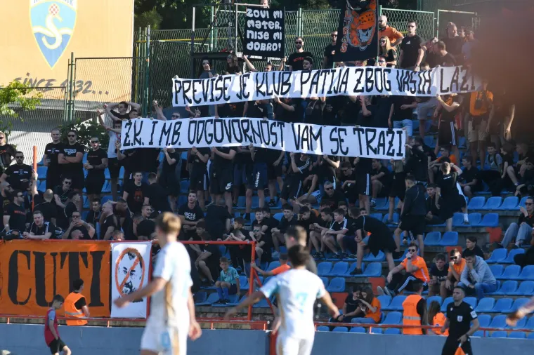 Pogledajte kakvu zastavu na dva &scaron;tapa imaju Funcuti! Ovo je hit