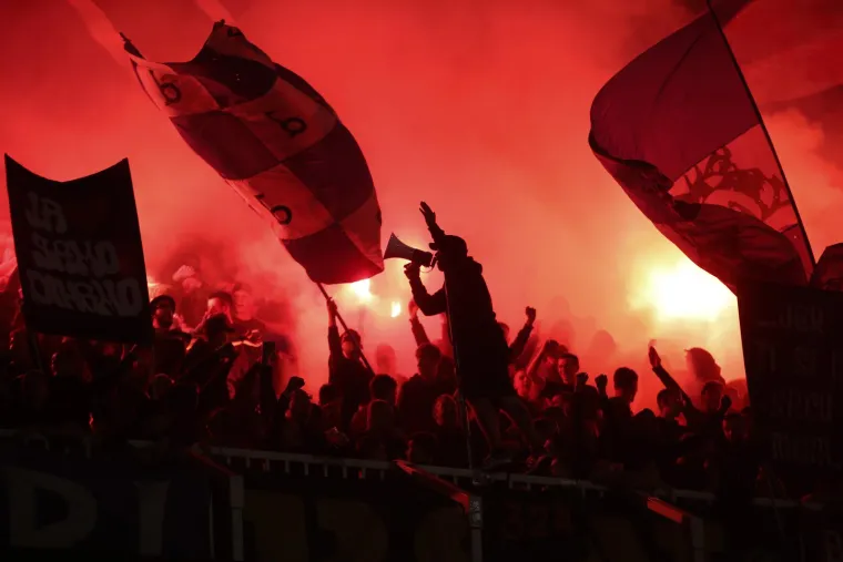 Pogledajte u čijem dru&scaron;tvu sjedi Boban: Reakcija Zajeca i simpatične navijačice su hit