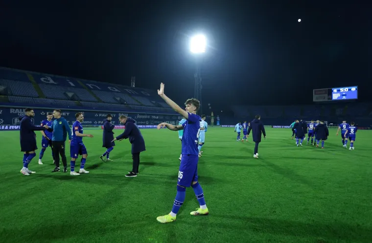 Pričat će se o proslavi junaka Dinama, a na terenu se pojavio čovjek kojem se svi klanjaju