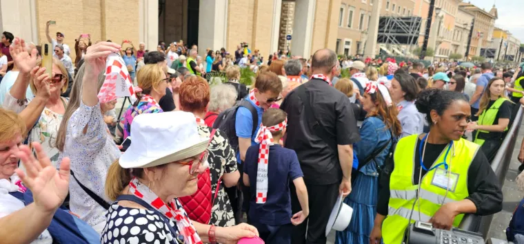 Pogledajte kako je izgledala prva nedjeljna molitva pape Lava XIV. na Trgu svetog Petra