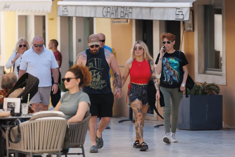 Plavuša u Zadru nije prošla nezamijećeno: Pokazala istetovirane noge u kratkim hlačama