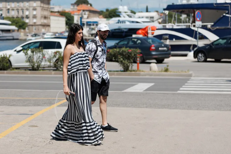 Plavuša u Zadru nije prošla nezamijećeno: Pokazala istetovirane noge u kratkim hlačama