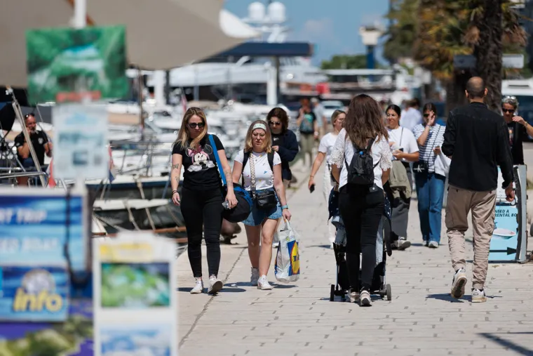 Plavuša u Zadru nije prošla nezamijećeno: Pokazala istetovirane noge u kratkim hlačama