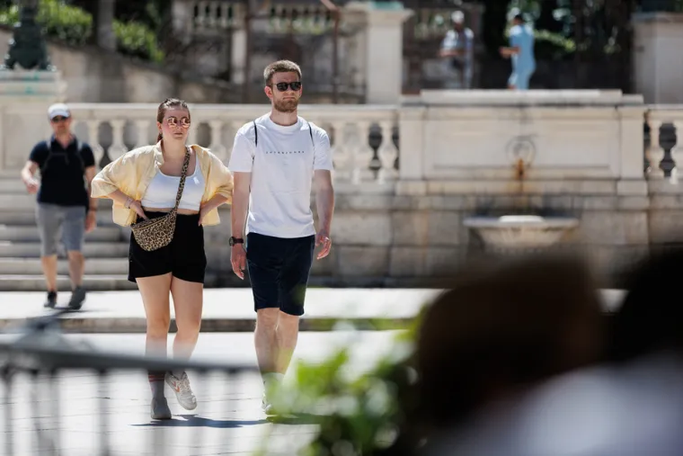 Plavuša u Zadru nije prošla nezamijećeno: Pokazala istetovirane noge u kratkim hlačama