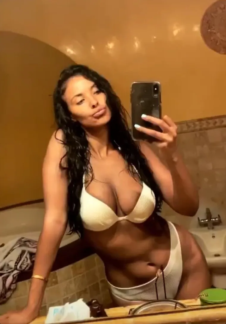 Svi su poludjeli za ovom voditeljicom: Njezina bikini izdanja su opasna za srčane bolesnike, a krasila je i naslovnicu Voguea