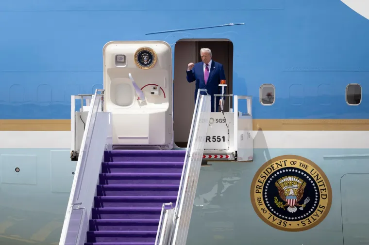 Ljubičasti tepih i nasmijana lica: Ovako su Trumpa dočekali u Saudijskoj Arabiji!