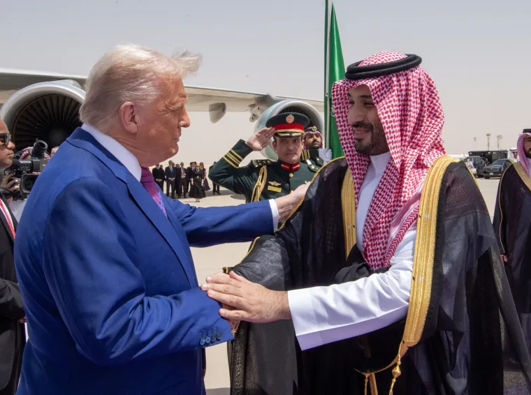 Ljubičasti tepih i nasmijana lica: Ovako su Trumpa dočekali u Saudijskoj Arabiji!