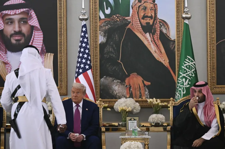 Ljubičasti tepih i nasmijana lica: Ovako su Trumpa dočekali u Saudijskoj Arabiji!