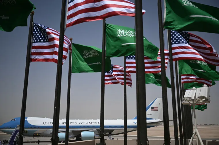 Ljubičasti tepih i nasmijana lica: Ovako su Trumpa dočekali u Saudijskoj Arabiji!