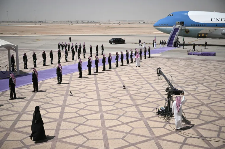 Ljubičasti tepih i nasmijana lica: Ovako su Trumpa dočekali u Saudijskoj Arabiji!