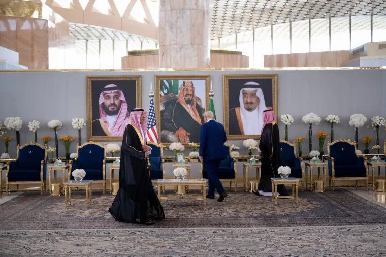 Ljubičasti tepih i nasmijana lica: Ovako su Trumpa dočekali u Saudijskoj Arabiji!
