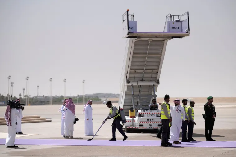 Ljubičasti tepih i nasmijana lica: Ovako su Trumpa dočekali u Saudijskoj Arabiji!