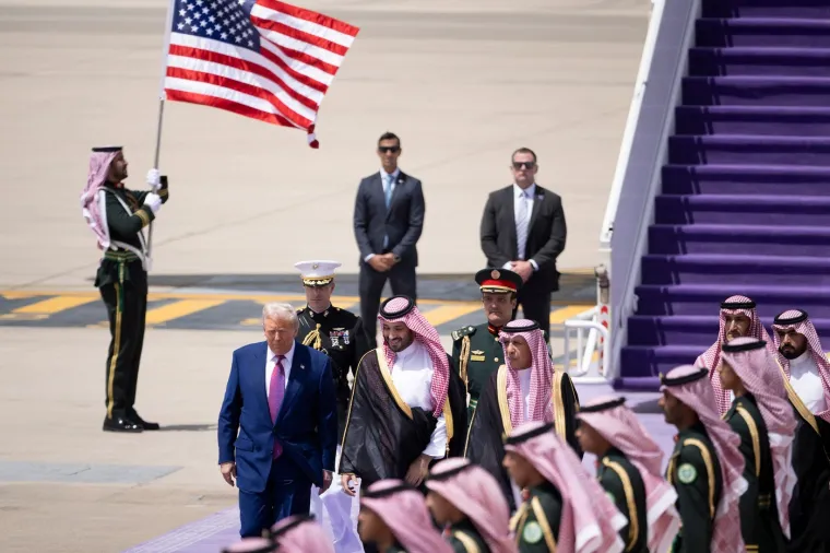 Ljubičasti tepih i nasmijana lica: Ovako su Trumpa dočekali u Saudijskoj Arabiji!