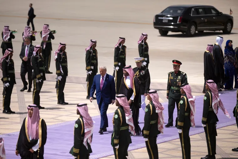 Ljubičasti tepih i nasmijana lica: Ovako su Trumpa dočekali u Saudijskoj Arabiji!