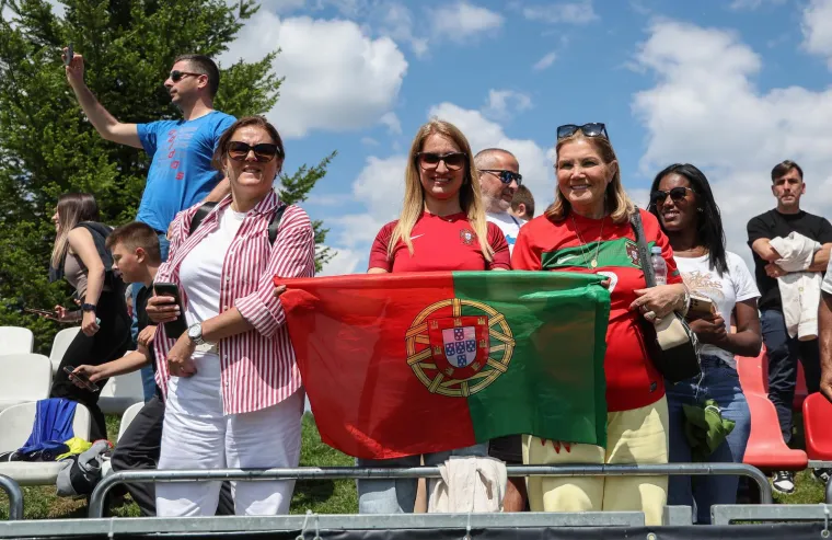 Show na Muri: Cristianova majka dijelila autograme pa izljubila unuka! Čije to kopačke mali nosi?