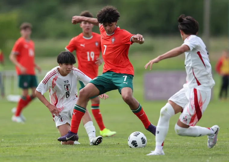 Show na Muri: Cristianova majka dijelila autograme pa izljubila unuka! Čije to kopačke mali nosi?