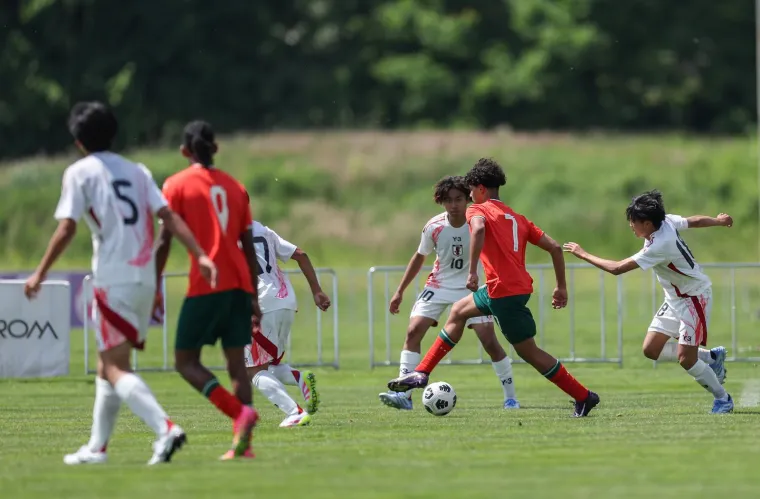 Show na Muri: Cristianova majka dijelila autograme pa izljubila unuka! Čije to kopačke mali nosi?