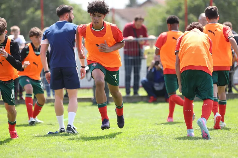 Show na Muri: Cristianova majka dijelila autograme pa izljubila unuka! Čije to kopačke mali nosi?