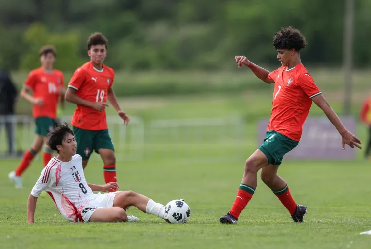 Show na Muri: Cristianova majka dijelila autograme pa izljubila unuka! Čije to kopačke mali nosi?