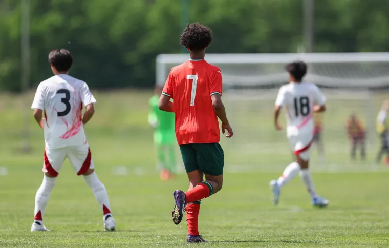 Show na Muri: Cristianova majka dijelila autograme pa izljubila unuka! Čije to kopačke mali nosi?